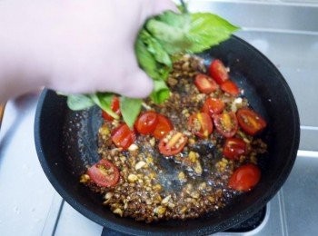 step4: 將肉炒至入味後，下蕃茄與九層塔炒均即可 起鍋前淋上少許的檸檬汁就可上菜嚕!