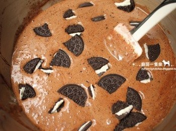 step8: 取6塊Oreo巧克力剝成小塊，加入麵糊中輕拌混合。