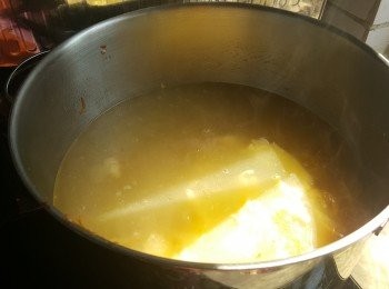 step5: 將雞絲及火腿絲加入翅湯中煲10分鐘。