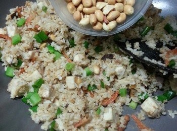 step11: 再加入花生炒勻即可熄火