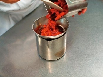 step7: 將5稍微加熱，用網目細小的篩子過濾，加入檸檬汁攪拌。