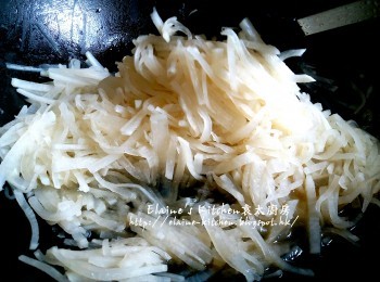 step6: 再加入蝦米水拌勻不斷炒至蘿蔔成透明狀熟透