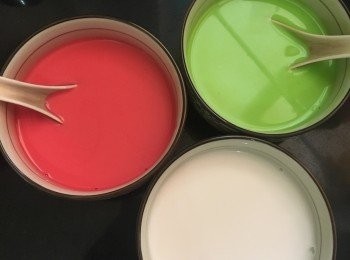 step1: 備好材料，先把椰漿倒入一個大碗，再加溫水和鹽。最後分次把木薯澱粉加入，一邊加一邊攪拌，直至均勻即可。