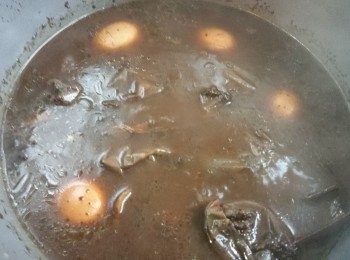 step3: 將蛋放入湯汁中用大火煲半小時後，轉中火煲1小時即可。