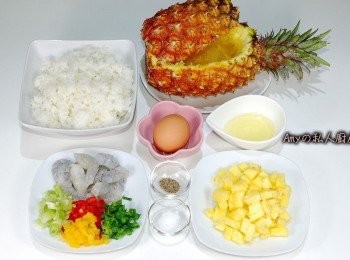 step1: 準備所有材料。將鳳梨切成一個容器,使用水果刀及湯匙將果肉取出,取適量的鳳梨果肉搭配炒飯,剩餘的可做成鳳梨果汁。蔥切末,蝦仁去腸泥,彩色甜椒切丁狀,蛋打散成蛋汁備用