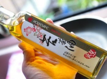 step1: 取1.5大匙苦茶油至鍋中