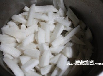 step5: ，然後灑上鹽巴一晚出水後倒掉，再用保鮮膜隔開重物壓制住，放置一天後就可以曬蘿蔔。