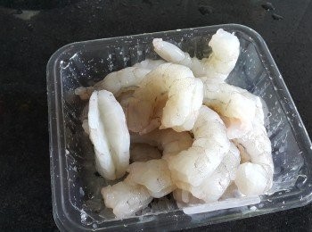step1: 急凍虎蝦，用少少鹽，糖，生粉，麻油醃 30分鐘入味
