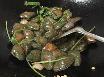 step5: 加入花甲及芫茜快炒至轉色