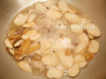 step4: 再來倒入杏鮑菇拌炒。(炒到杏鮑菇釋出水份。)