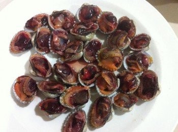 step1: 把鮮蛤洗淨，拔掉一邊殼待用。