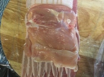 step2: 用一張長身的耐熱保鮮紙放底，將8塊煙肉逐一排好於保鮮紙上。