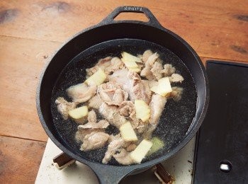 step2: 將1、生薑與酒放入深鍋中，倒入大約能蓋過<span class="group_1">食材</span>的水量（分量外），以中火煮沸。