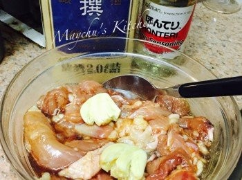 step2: 醬油、味醂和清酒混合，加入已拍扁的蒜頭，放入<a href="https://bit.ly/2ZxapeY" target="_blank" data-keyword="雞扒" class="guide-link"><strong>雞扒</strong></a> <span style="display:inline-block;vertical-align:middle;margin-top:-3px;color:initial;border-radius:3px;padding:2px 3px;font-size:12px;line-height:14px;background:#87d300;color:#fff;">即買</span> 拌勻，醃大約10分鐘。