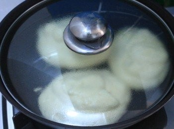 step8: 蓋蓋子煎6分鐘，翻面煎3-4分鐘，兩面金黃即可。