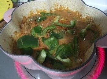 step5: 開蓋，加入青椒，泰國茄子，檸檬葉和椰漿伴均，轉小火加蓋煮15分鐘即可。