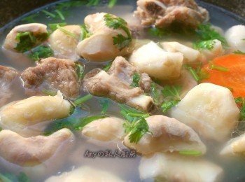 step5: 使用排骨肉燉煮出的湯頭,最能嚐到菱角的美味。