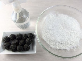 step6: 將糯米粉倒入一半在大盤子裡(有附上蓋為佳)。