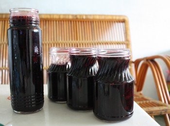 step6: 等桑葚汁比較沒有那麼燒燙時，就可以將桑葚汁裝到玻璃瓶裡，至於玻璃瓶可以去五金店或是烘培量販店買，等桑葚汁完全涼掉，再放進冰箱冷藏。