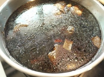 step8: 取一鍋子將川燙好的烏骨雞肉塊、仙草湯、枸杞、紅棗放入