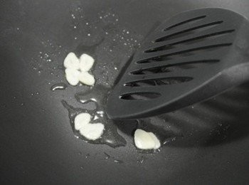 step2: 在鍋中倒些許油後放入蒜片炒一下^^