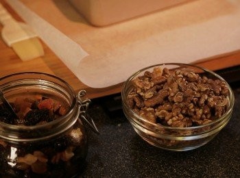 step2: 核桃/果仁先焗香或炒香備用