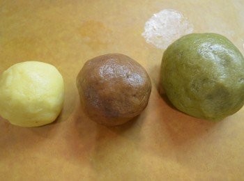 step7: 將麵糰分成大中小3個麵糰，大麵糰加入綠茶粉、中麵糰加入朱古力粉、小麵糰加入吉士粉，分别揉匀成綠茶麵糰、朱古力麵糰和吉士黃色麵糰。