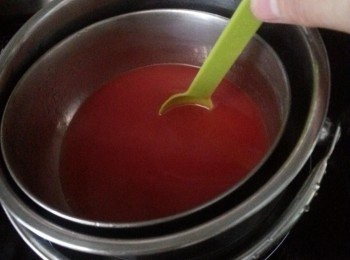 step6: 攪拌後用熱水座溶魚膠粉