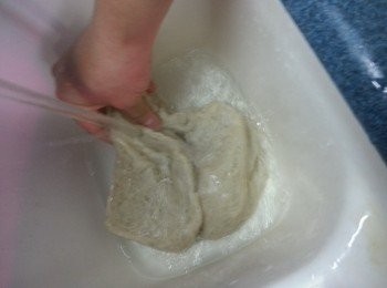 step3: 取出烤麩去沖水喉水至凍,其間要不停揸按烤軼,按出水份,作用是按去酸味