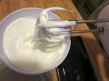 step4: 蛋白加醋后，將蛋白用電動打蛋器打到呈魚眼泡形狀時，分两次加入白糖漸漸加速至高速攪打。打蛋器停轉後能拉出彎曲下垂的尖角，轉中低速攪打，記得隨時停下來觀察蛋白狀態，至蛋白變硬、能拉出短小直立的尖角即可（尖角短小但微微彎曲也可以）
Whisk egg whites,add vinegar until foamy, add in sugar and continue whisk until soft peak form.