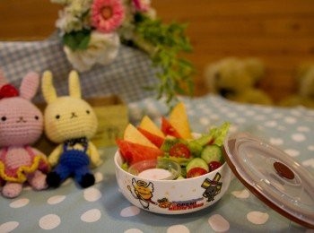 step4: 擺上喜歡的蔬菜水果 將蔓越莓醬及美奶茲打勻當淋醬