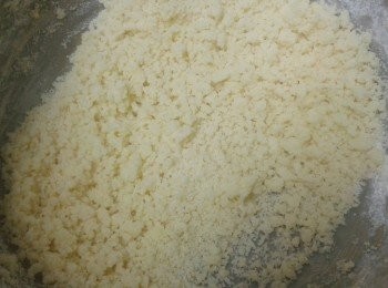 step2: 用打蛋器打發牛油，下糖拌勻，再篩入麵粉