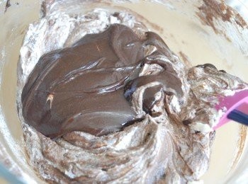 step4: 將巧克力漿分三次拌入已打發的忌廉內，輕手拌勻，就成巧克力慕斯