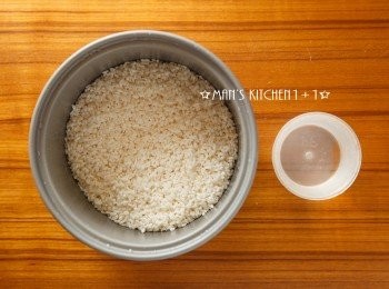 step3: 再來依照個人喜好，在米加入水後就可以放入電鍋烹煮。(米飯軟硬的比例請看Tips)