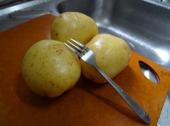 step1: 薯仔切底洗乾淨，用叉子在上面刺上多個小孔