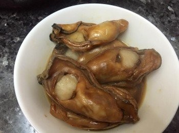 step2: 金蠔+蒸蠔汁放入深碗，隔水蒸20分鐘，然後取出