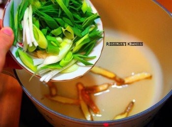 step5: 煸好薑片，就可以下蒜苗了。蒜苗只要斜切，進去拌炒一下即可。