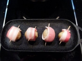 step5: 捲好的馬鈴薯可用平底鍋將培根煎至每面都焦香,或用烤箱烤上色即完成。