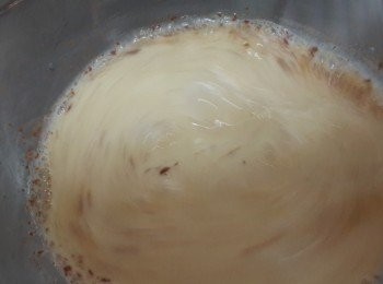 step2: 牛奶,蛋打勻加入肉桂粉及一咪咪的鹽巴~攪拌均勻