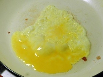 step9: 然後用剩餘的油汁煎蛋