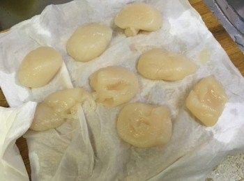 step1: 帶子先解凍後瀝乾份, 用廚房紙印乾所有水份, (我其中一隻帶子爛了...) 露荀沖洗後用刨刀去外層皮, 再切段, 紅蘿蔔去皮沖洗後切薄片備用, 蒜頭切碎