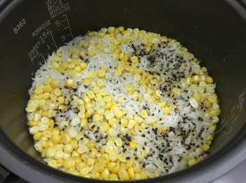 step7: 沒有過多水份 用膠飯匙打鬆飯 不會太軟太硬 很適中