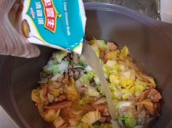step5: 加入雞湯、蝦米水、冬菇水及水份煮15-20分鐘餚成濃湯。