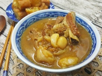 step4: 第二天，大火煮滾後，轉中小火，烹煮15分鐘，再關火焗1小時，煮熱後，以油條伴湯來吃即可。