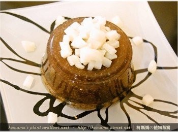 step4: 隨後在黑木耳健康凍的上層與四周，放入已切成塊狀的筊白筍。