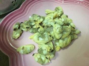 step3: 蜆肉先上碟瀝乾, 或用廚房紙吸乾水份