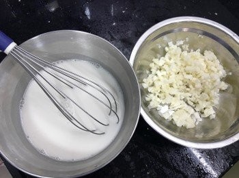 step1: 先煲滾50g水，放入胎菊焗成花茶, 
300g水+冰糖煲溶成糖水，放涼備用, 
馬蹄削皮切粒/幼絲備用, 
另外300g 水與馬蹄粉拌勻