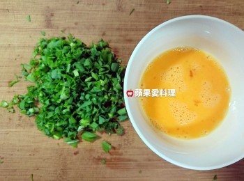 step1: 葱切成葱花、蛋打成蛋液。