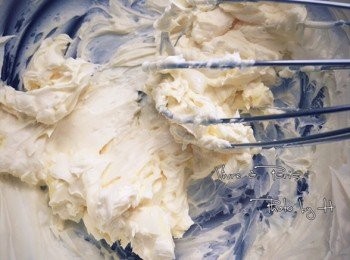 step4: 4- 將回溫的奶油，攪拌至滑順後（若想要加入香草精，可予此時加入）。