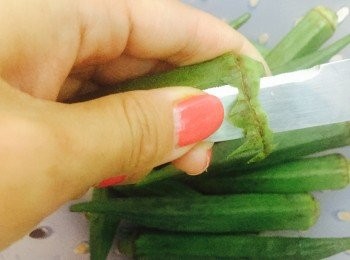 step2: 秋葵完全不用切，只需用小刀將秋葵頂部，圓邊上的皮輕輕削去就可以，因為那部分比較有渣。